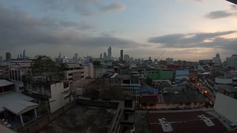 Zeitraffer-Von-Tag-Zu-Nacht-über-Den-Dächern-Von-Bangkok,-Thailand