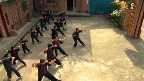Eine-Gruppe-Junger-Chinesischer-Jungen-übt-Mit-Einem-Lehrer-Kraftvolle-Kampfkünste-Aus