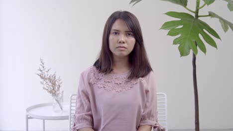 Indonesisches-Mädchen,-Das-Bei-Einem-Interview-Nervös-Ist