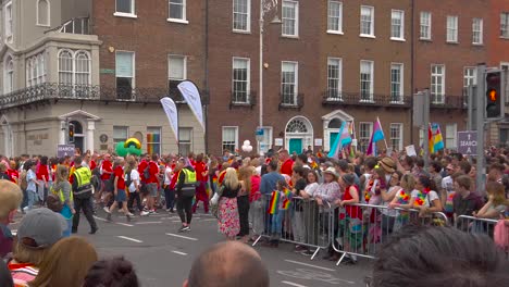 Menschen-Demonstrieren-Während-Der-Gay-Pride-Parade-In-Dublin,-Irland