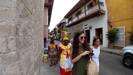 Touristen-Gehen-Neben-Einer-Gruppe-Von-Palenqueras-In-Cartagena-Spazieren