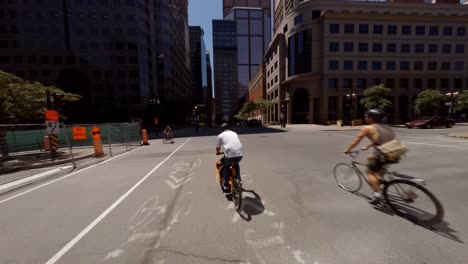 POV-Verfolgung-Eines-Fahrradkuriers-Entlang-Des-Boulevard-De-Maisonneuve-In-Montreal