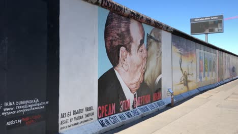 Berlin-wall-the-kiss-left-to-right-slow-2020