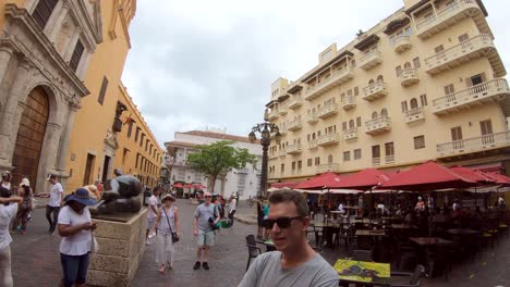 Touristen-Auf-Einem-Platz-In-Der-Altstadt-Von-Cartagena-De-Indias
