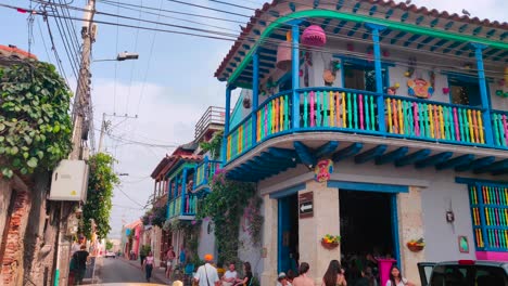 Ein-Farbenfrohes-Haus-Mit-Einem-Farbenfrohen-Balkon-In-Der-Altstadt-Von-Cartagena-De-Indias,-Kolumbien