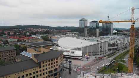Luftaufnahme-Der-Berühmten-Konzertarena-Scandinavium-In-Göteborg,-Schweden,-Mit-Dem-Luxuriösen-Hotel-Gothia-Towers-Im-Hintergrund-Und-Auch-Einem-Teil-Des-Vergnügungsparks-Liseberg