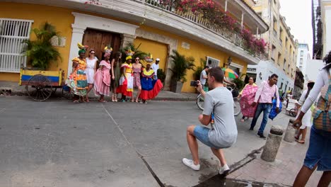 Ein-Tourist-Fotografiert-Eine-Gruppe-Von-Palenqueras-Und-Frauen,-Die-In-Cartagena-De-Indias,-Kolumbien,-Tourismus-Betreiben