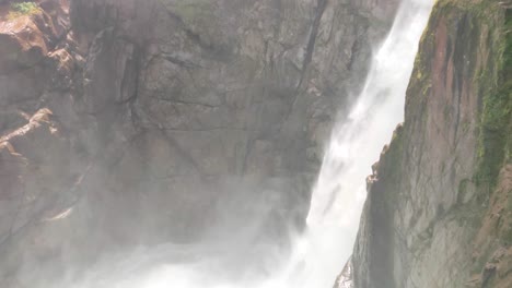Ein-Tourist-Besucht-Den-Berühmten-Wasserfall-In-Ecuador-Namens-Pailon-Del-Diablo-In-Baños