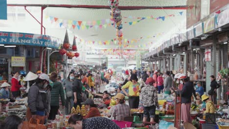 Vendedores-Locales-Y-Puestos-Tradicionales-Que-Venden-Frutas-Y-Verduras-Frescas,-Textiles-Y-Ropa-En-El-Famoso,-Concurrido-Y-Colorido-Mercado-De-Estafas-En-Danang,-Vietnam
