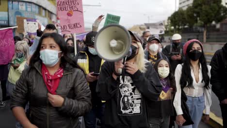 Eine-Frau-Spricht-Durch-Ein-Megaphon,-Um-Die-Frauen-Zu-Motivieren,-Die-Mit-Ihr-Während-Der-Proteste-Zum-Internationalen-Frauentag-In-Quito,-Ecuador,-Marschieren