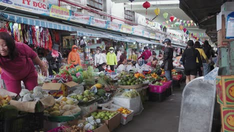 Vendedores-Locales-Y-Puestos-Tradicionales-Venden-Alimentos-Frescos,-Frutas-Y-Verduras-En-El-Concurrido-Y-Colorido-Mercado-De-Estafas-En-Danang,-Vietnam
