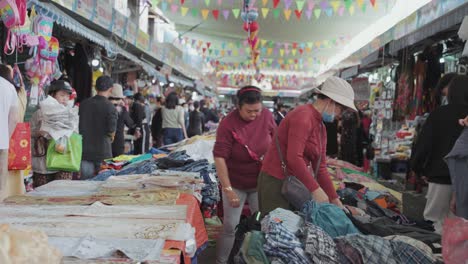 Vendedores-Y-Puestos-Locales-Venden-Textiles-Y-Ropa-En-El-Concurrido-Y-Colorido-Mercado-De-Estafas-En-Danang,-Vietnam-En-Asia