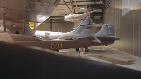 Flugzeuge-Im-Museum-Der-Schwedischen-Luftwaffe-In-Linköping,-Schweden-–-Mittlere-Aufnahme