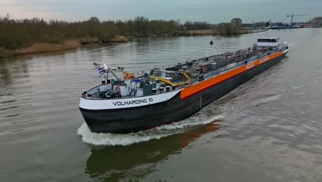Luftaufnahme-Des-Flüssigkeitstransportschiffs-Volharding,-Das-Produkte-über-Den-Oude-Maas-Kanal-Transportiert