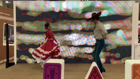 Toma-En-Cámara-Lenta-Del-Baile-Tradicional-De-Pareja-De-Mariachi-En-México