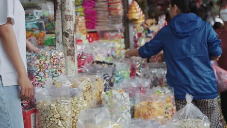 Vendedores-Locales-Y-Puestos-Tradicionales-Venden-Textiles-Y-Ropa-En-El-Concurrido-Y-Colorido-Mercado-De-Estafas-En-Danang,-Vietnam-En-Asia