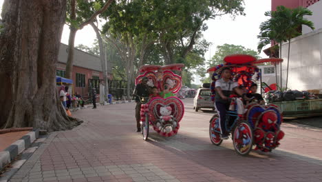 Riders-taking-tourists-for-joy-ride-in-beautiful-vibrant-trishaws,Malacca