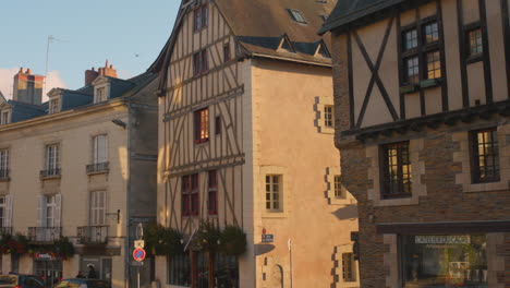 Traditionelle-Fachwerkarchitektur-In-Der-Historischen-Stadt-La-Doutre-In-Angers,-Frankreich