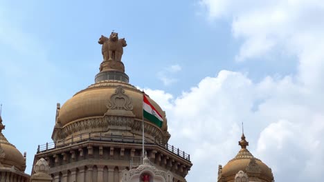 Una-Toma-De-La-Cúpula-De-La-Asamblea-Legislativa-Con-El-Emblema-Indio-En-Bangalore