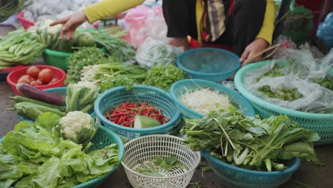 Vendedores-Locales-Y-Puestos-Tradicionales-De-Venta-De-Frutas-Y-Verduras-Frescas,-En-El-Concurrido-Y-Colorido-Mercado-De-Estafas-En-Danang,-Vietnam