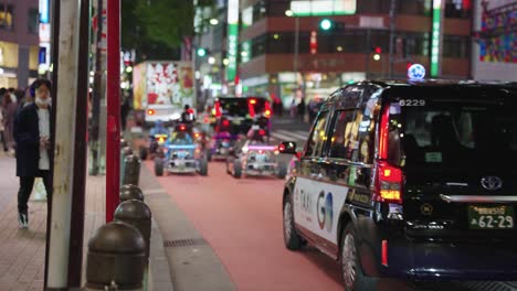 Tokio-Gokart-Erlebnis,-Touristen-Fahren-Auf-Einer-Belebten-Straße