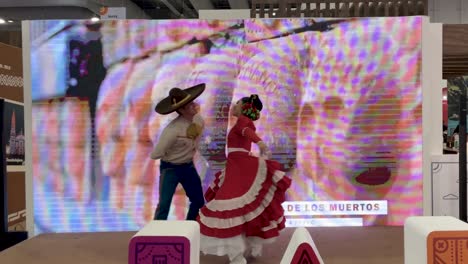 Toma-En-Cámara-Lenta-De-Baile-Mexicano-Con-Mariachi-Tradicional
