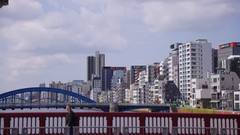Puente-Sumida-Y-La-Línea-Del-Cielo-De-La-Ciudad-De-Tokio-El-Día-De-La-Primavera