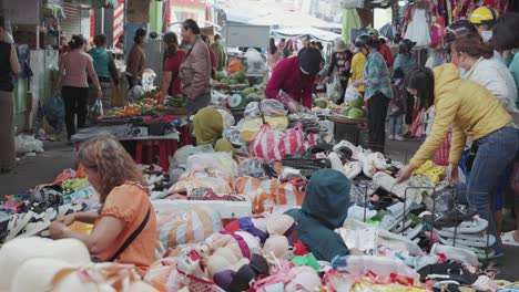 Vendedores-Locales-Y-Puestos-Tradicionales-Venden-Textiles-Y-Ropa-En-El-Concurrido-Y-Colorido-Mercado-De-Estafas-En-Danang,-Vietnam-En-Asia