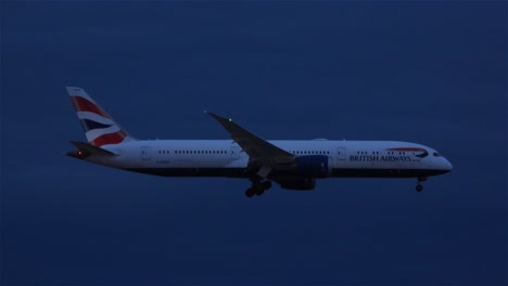 British-Airways-Flugzeug-Im-Endanflug-In-Der-Nacht