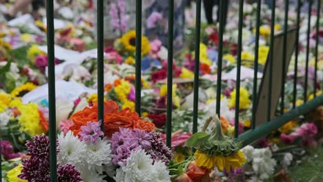 Frische-Blumensträuße-Im-Green-Park-London,-Als-Hommage-An-Die-Verstorbene-Königin-Elisabeth-II