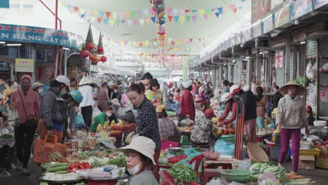 Vendedores-Locales-Y-Puestos-Tradicionales-Que-Venden-Frutas-Y-Verduras-Frescas,-Textiles-Y-Ropa-En-El-Concurrido-Y-Colorido-Mercado-De-Estafas-En-Danang,-Vietnam