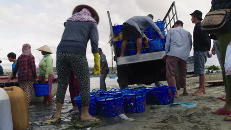 Collaborative-community-work-of-fishermen-and-women-at-Mui-Ne-beach