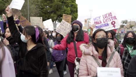 Dutzende-Frauen-Marschieren-Und-Halten-Während-Des-Internationalen-Frauentags-In-Quito,-Ecuador,-Schilder-Mit-Protestbotschaften-Hoch