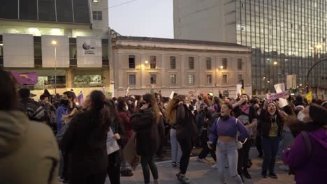 Frauen-Springen-Und-Singen,-Während-Sie-Während-Des-Internationalen-Frauentags-In-Quito,-Ecuador,-Protestgesänge-Hochhalten
