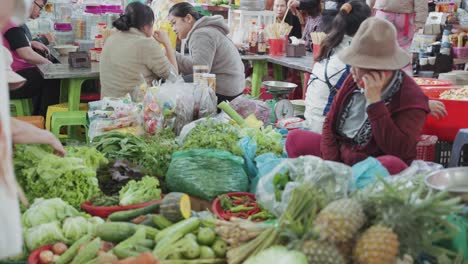 Los-Vendedores-Locales-Venden-Frutas-Y-Verduras-Frescas,-En-El-Concurrido-Y-Colorido-Mercado-De-Estafas-En-Danang,-Vietnam