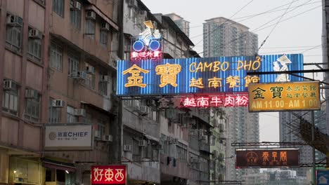 An-Der-Fassade-Eines-Wohngebäudes-In-Hongkong-Hängt-Ein-Blaues-Neonschild-Für-Ein-Restaurant