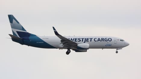 Westjet-Frachtfluggesellschaften-Kommen-Am-Flughafen-An
