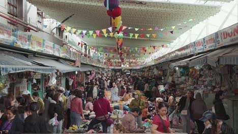 Lokale-Händler-Und-Traditionelle-Stände-Verkaufen-Frische-Lebensmittel,-Obst-Und-Kleidung-Auf-Dem-Geschäftigen-Und-Farbenfrohen-Con-Market-In-Danang,-Vietnam