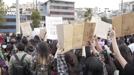 Während-Des-Internationalen-Frauentags-Marschieren-Frauen-In-Quito,-Ecuador,-Und-Halten-Schilder-Mit-Protestbotschaften-Hoch