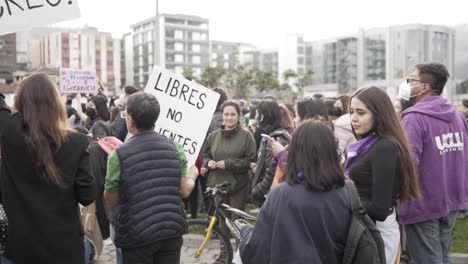 Frauen-Bereiten-Sich-Auf-Den-Marsch-Während-Des-Internationalen-Frauentags-In-Quito,-Ecuador,-Vor