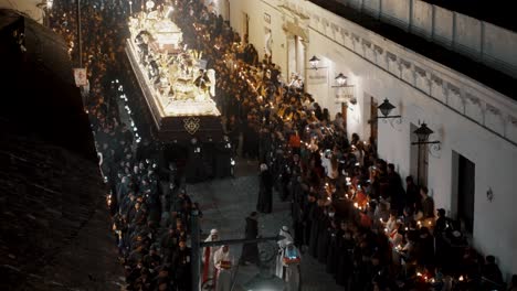Überfüllte-Menschen-Während-Der-Religiösen-Katholischen-Tradition-Der-Karwoche-Am-Ostersonntag-In-Antigua,-Guatemala