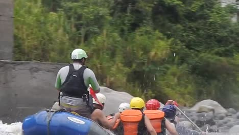 Ein-Führer-Führt-Das-Floß-Mit-Einer-Gruppe-Von-Touristen-In-Baños,-Ecuador