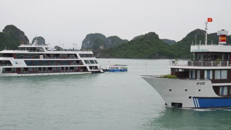 Zwei-Kreuzfahrtschiffe-In-Der-Malerischen-Natur-Der-Halong-Bucht-Im-Nordosten-Vietnams