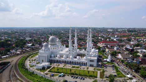 Vista-Aérea-De-La-Gran-Mezquita-Sheikh-Zayed-En-Solo-Java,-Indonesia-Central