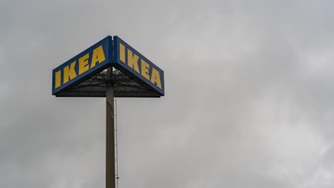 IKEA-Ladenschild.-Wolken-Ziehen-Vorbei.-Zeitraffer