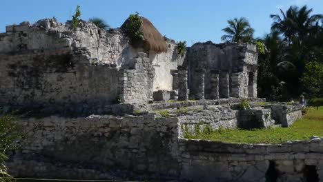 Closeup-of-The-House-of-the-Columns-at-Tulum-archeological-site,-Quintana-Roo,-Mexico