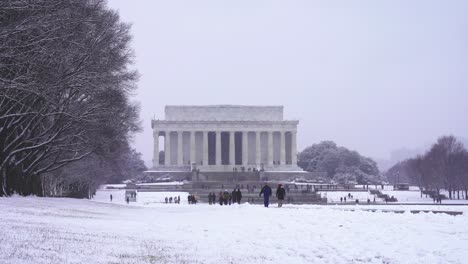 Turistas-Caminando-Frente-Al-Monumento-A-Lincoln-En-Washington-DC-Durante-El-Día-De-Nieve