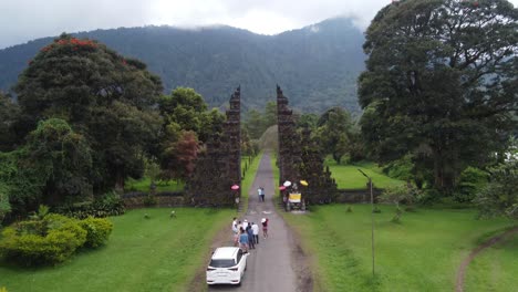 Luftaufnahmen,-Touristen-Stehen-In-Der-Schlange,-Ein-Paar-Posiert-Für-Ein-Foto-Am-Tor-Des-Handara-Resorts,-Einer-Berühmten-Touristenattraktion-Auf-Bali,-Indonesien
