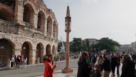 Crowded-People-On-The-Bustling-Piazza-With-The-Roman-Amphitheater-In-Verona,-Italy