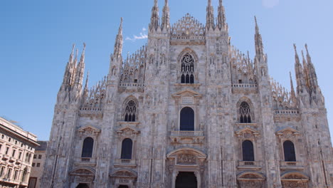 Turistas-Abarrotados-Frente-Al-Icónico-Duomo-Di-Milano-En-Milán,-Lombardía,-Italia